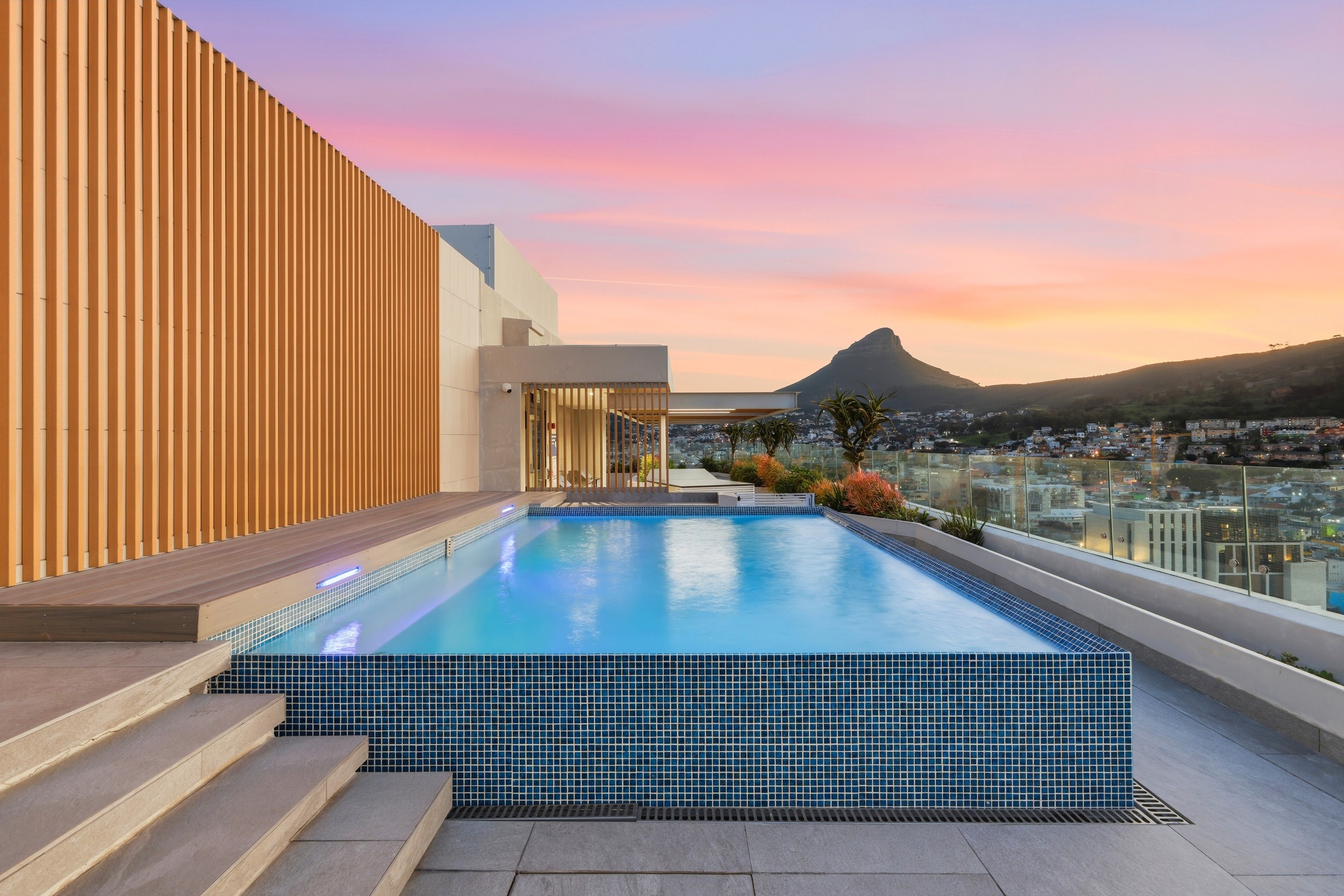 Skyline Escape rooftop pool overlooking Cape Town